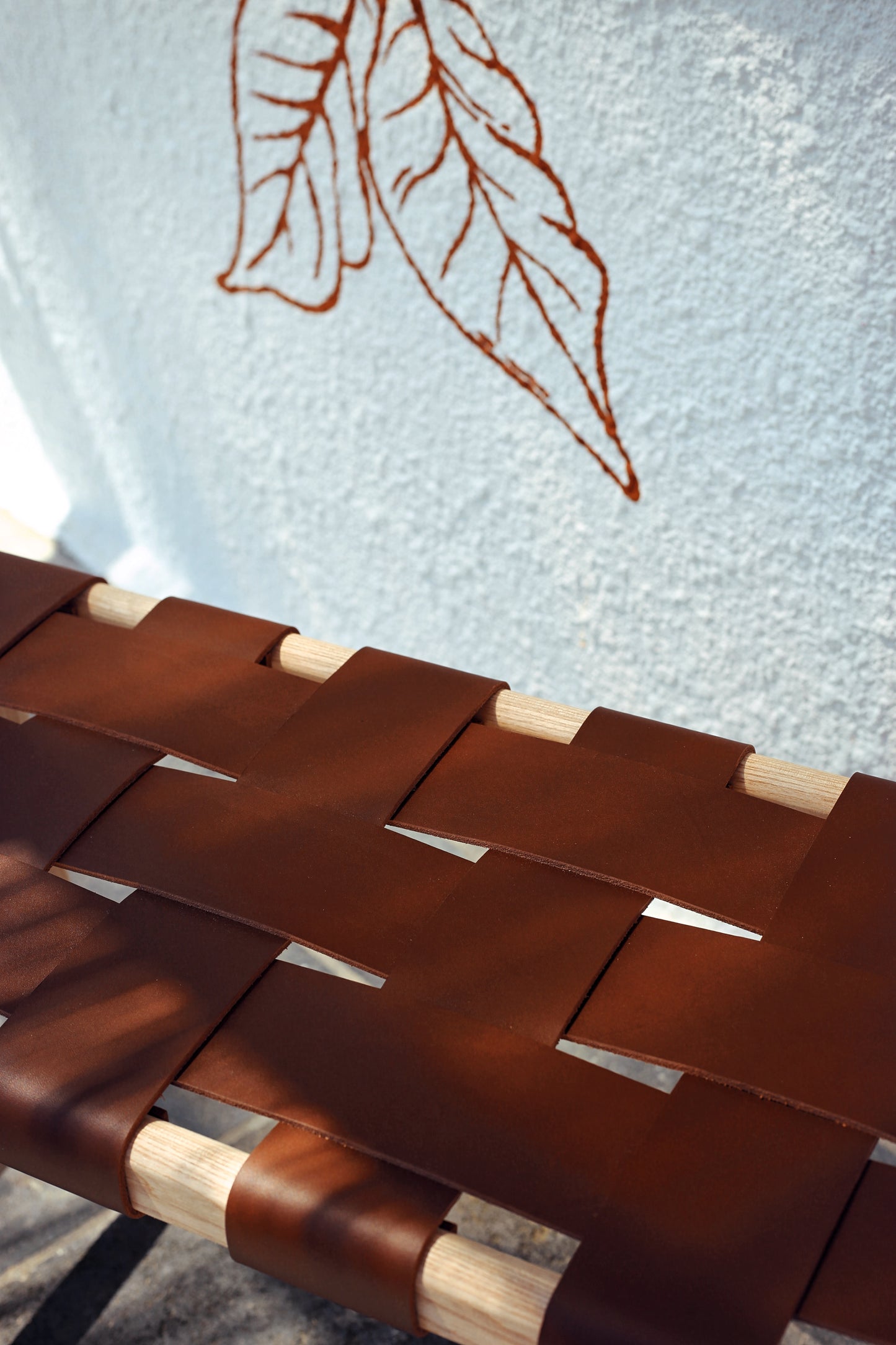 PYLA - Banc en frêne massif & cuir de collet tressé - Pièce unique.