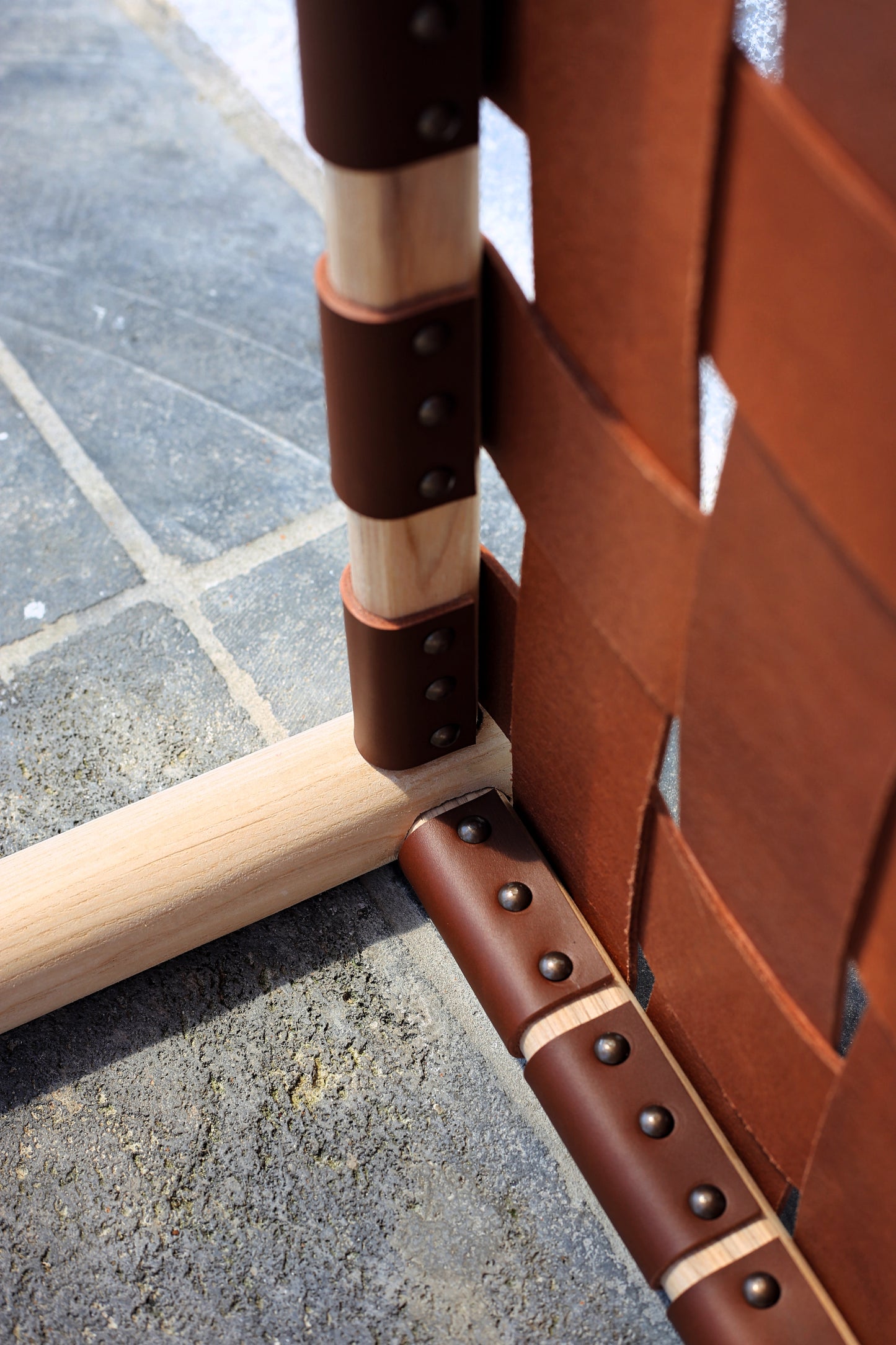 PYLA - Banc en frêne massif & cuir de collet tressé - Pièce unique.