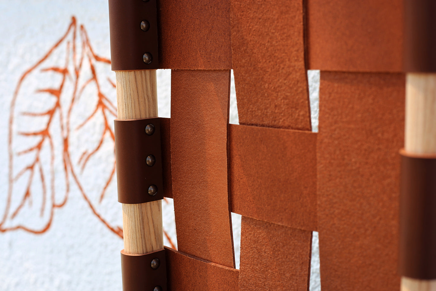 PYLA - Banc en frêne massif & cuir de collet tressé - Pièce unique.