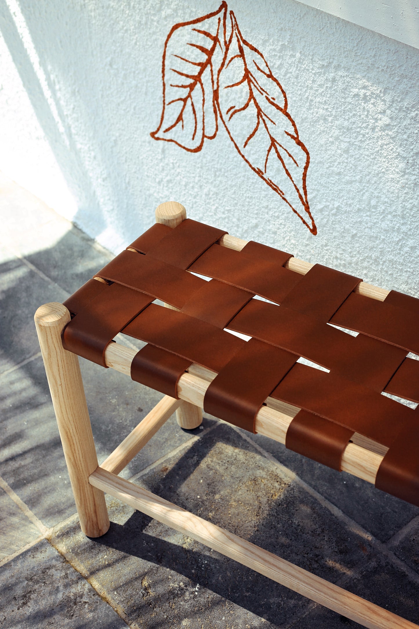 PYLA - Banc en frêne massif & cuir de collet tressé - Pièce unique.